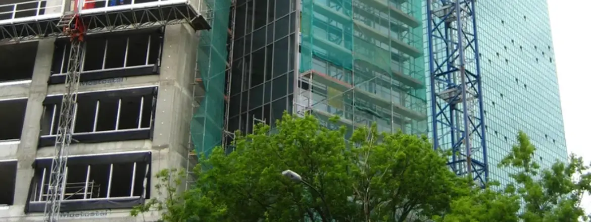 konstrukcja rusztowania na&nbsp;bloku