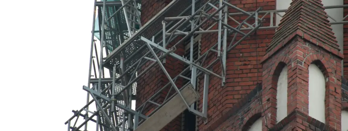 rusztowanie na&nbsp;wieży kościelnej